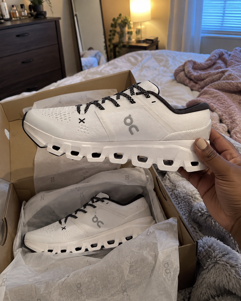 Abrindo a caixa e conferindo o On Cloud X 5 em branco e preto